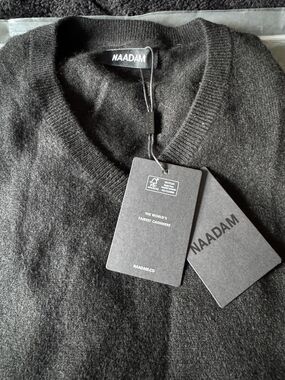NAADAM Men's Black Cashmere V-Neck Sweater. SIZE M. Brand New. Authentic